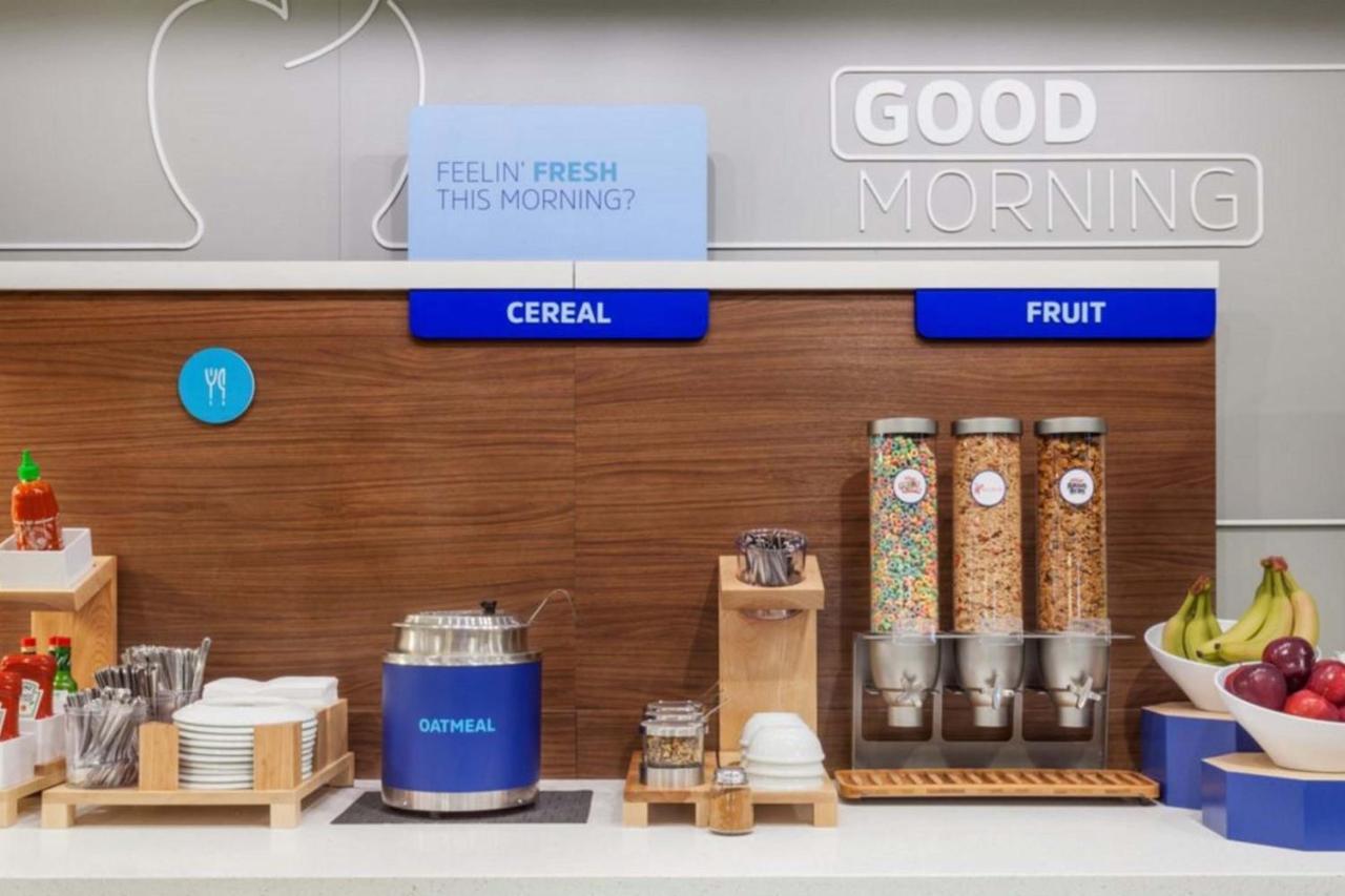 Holiday Inn Express Hotel & Suites Ottawa Airport By Ihg Eksteriør bilde