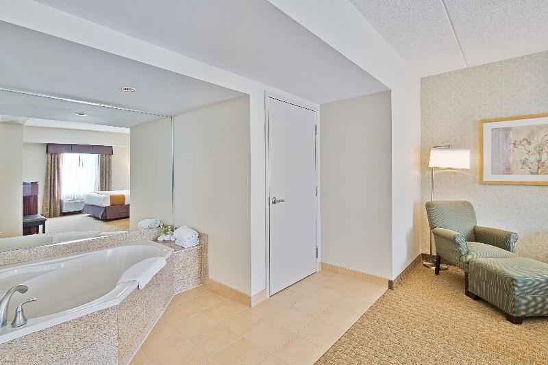 Holiday Inn Express Hotel & Suites Ottawa Airport By Ihg Eksteriør bilde